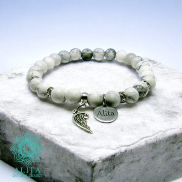 Howlit ásvány karkötő védelmező angyalszárnnyal